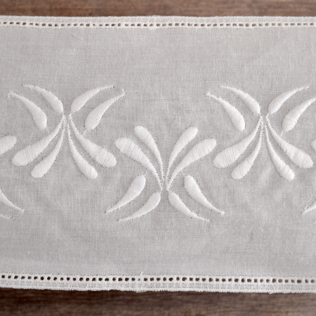 Шитье-вышивка на батисте, прошва, 110 мм, цвет белый. Арт 35499/B