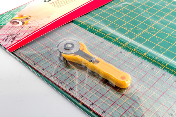 Набор для пэчворка: мат двусторонний 58 х 43 cм/23" х 17",линейка 24" х 6 1/2", нож раскройный 45 мм. Арт ER4104           