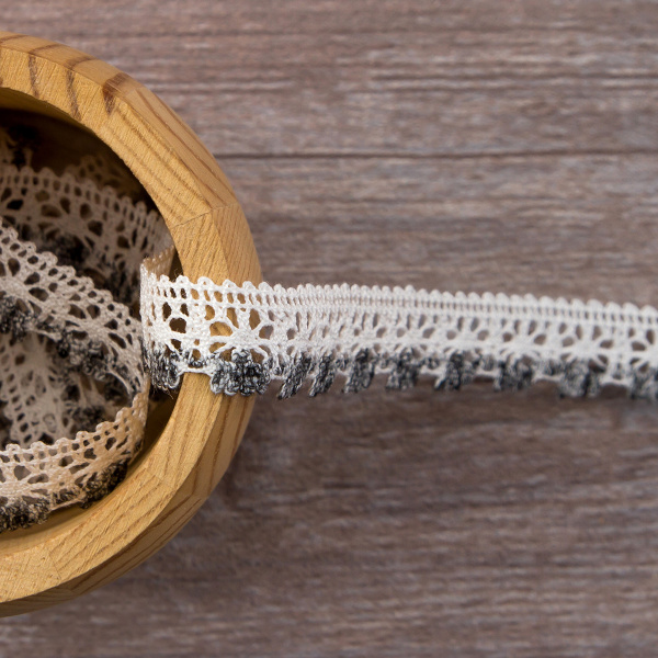 Мерсеризованное хлопковое кружево, 15 мм, цвет белый с темно-серым. Арт 3247/R7
