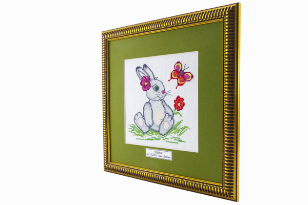 Вышитая картина "Зайка и бабочка". Арт Модель 01.028.01