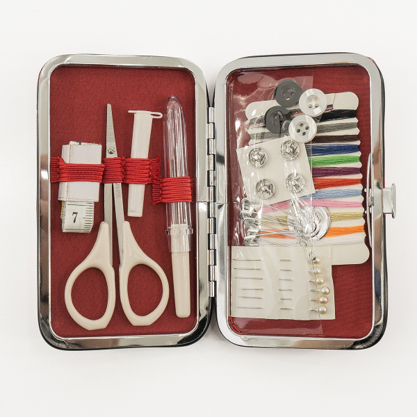 Швейный набор в футляре из искусственной кожи. Арт N4375/2