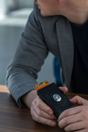 Чехол для карт TROIKA с вырезом для мужского SMART кошелька  APPLE AirTag®  . Арт WAL41/BK