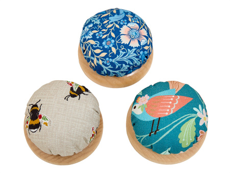 Игольница-подушечка 6 см. на деревянной основе, 3 цвета, 24 шт. в картонном прикассовом стенде. Арт MRPINC.DB