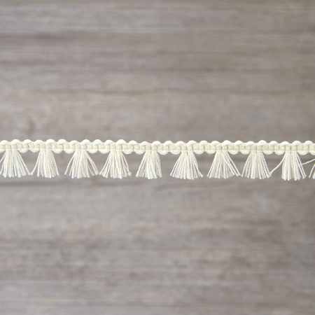 Тесьма декоративная, 16 мм, с бахромой, цвет молочно-белый. Арт 2204/18