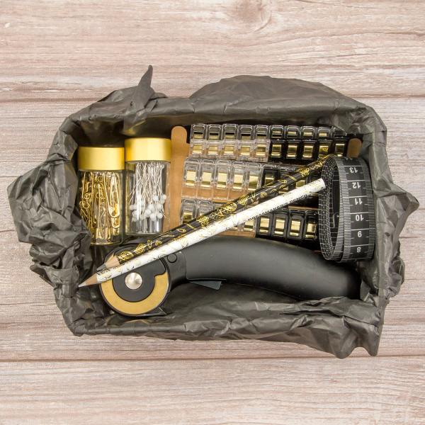 Швейный набор Hemline Gold в жестяном органайзере, размер L, 7 предметов. Арт PT.TINS.L.HG