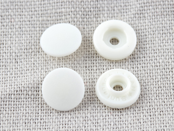Кнопки пластиковые, с механизмом защелкивания при установке, 9 мм, цвет белый. Арт 444.9.WHIT
