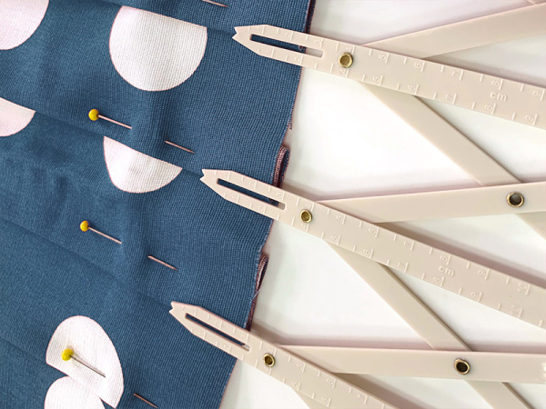 Линейка раздвижная для разметки на ткани. Арт 258.E