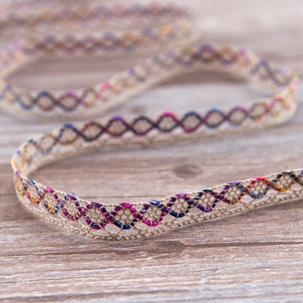 Мерсеризованное хлопковое кружево, 13 мм, цвет бежевый с сиренево-желто-розовым. Арт 3155/A5