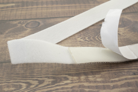 Липучка велюр-петельная комби пришивная/самоклеющаяся, 2 части, ширина 20 мм, цвет белый, рулон 12 м. Арт N4322/WHIT