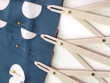 Линейка раздвижная для разметки на ткани. Арт 258.E