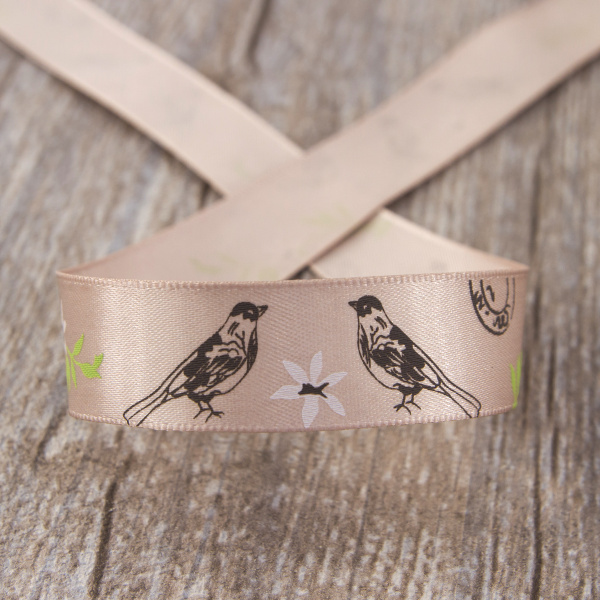 Лента атласная на картонной мини-катушке "Птичий принт". Арт VR15.437