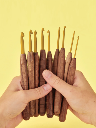 Крючок вязальный с ручкой из грецкого ореха addiNature Walnut Gold, №5, 16 см. Арт 588-2/5-16