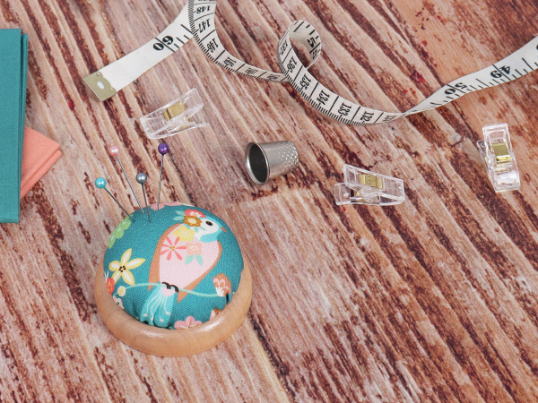 Игольница-подушечка 6 см. на деревянной основе, 3 цвета, 24 шт. в картонном прикассовом стенде. Арт MRPINC.DB