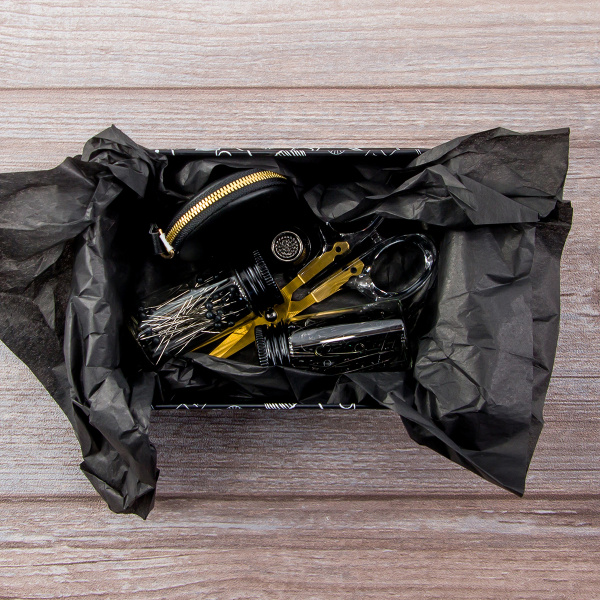 Швейный набор Hemline Gold в жестяном органайзере, размер M, 5 предметов. Арт PT.TINS.M.HG