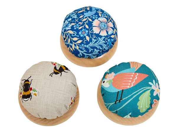 Игольница-подушечка 6 см. на деревянной основе, 3 цвета, 24 шт. в картонном прикассовом стенде. Арт MRPINC.DB