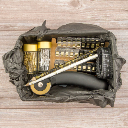 Швейный набор Hemline Gold в жестяном органайзере, размер L, 7 предметов. Арт PT.TINS.L.HG