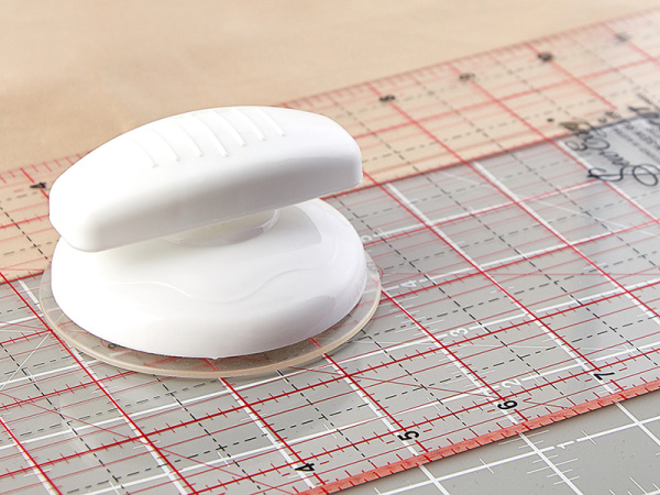 Ручка, для безопасного захвата линейки при шитье. Арт ER904