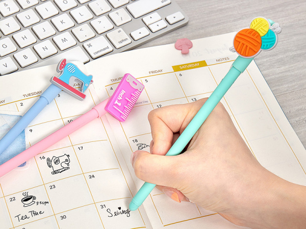 Ручки гелевые 0,5 мм, 3 швейных дизайна, цвет чернил черный, 36 шт. в картонном прикассовом стенде. Арт N4377