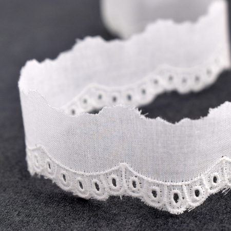 Шитье-вышивка на батисте, 20 мм, цвет белый. Арт 32084/01