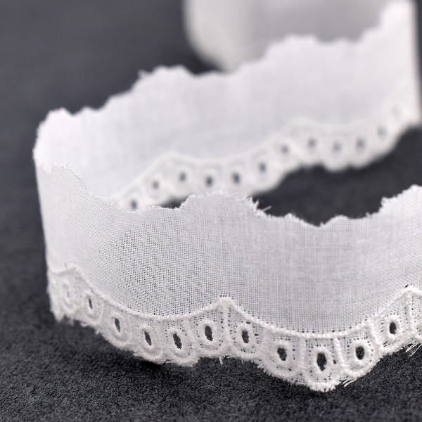 Шитье-вышивка на батисте, 20 мм, цвет белый. Арт 32084/01