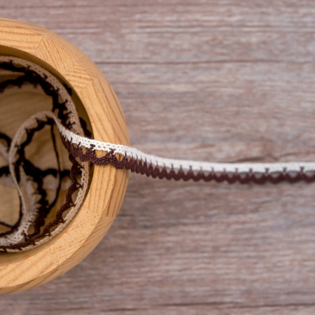 Мерсеризованное хлопковое кружево, 7 мм, цвет белый с коричневым. Арт 3174/33