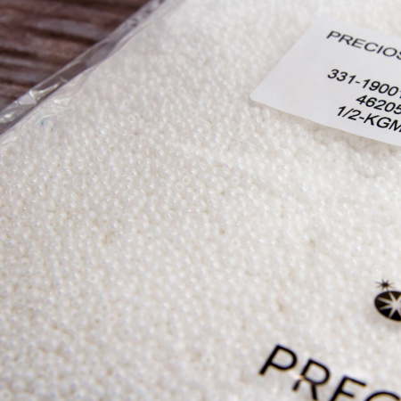 Бисер "PRECIOSA" №10, 1000 г, цвет №46205 белый радужный меловый. Арт 311-19001-10/0-46205    